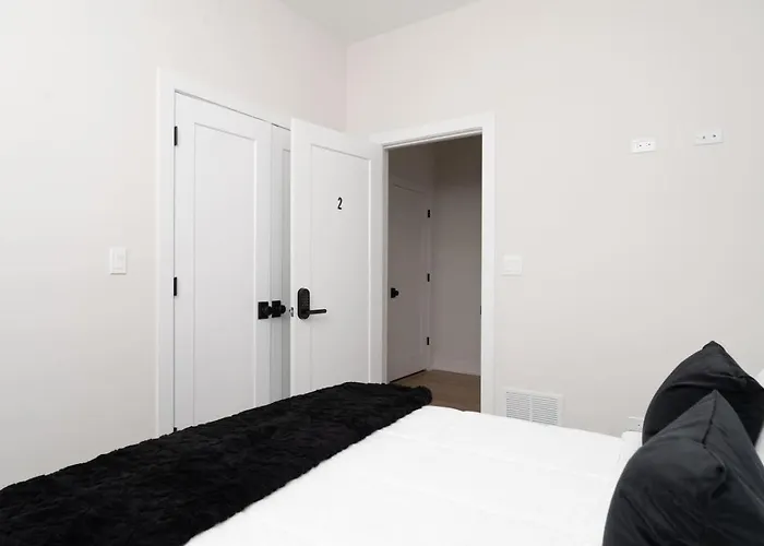 Modern 3br Near Dt Chi *
