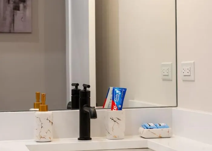 Modern 3br Near Dt Chi *