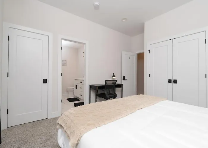 Modern 3br Near Dt Chi